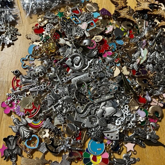 Charms and Gift Bags Lot - Over 800 Pieces - Picture 4 of 15